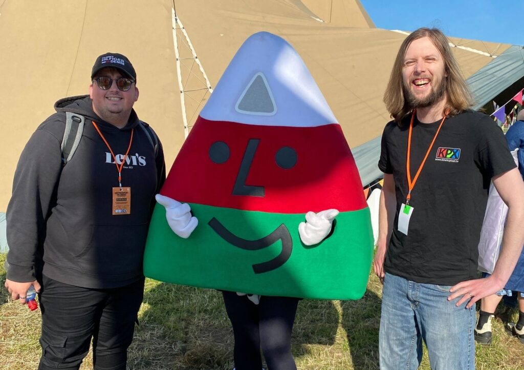 Dan & Connor meet Mistar Urdd!